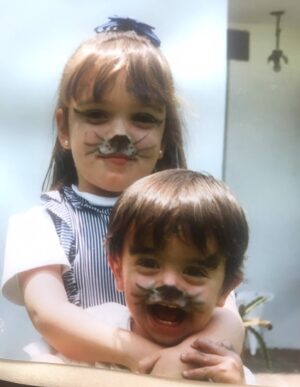 Regina Blandón Instagram - Feliz cumpleaños, @blndn 😎
Que siempre haya música y risa y baile y todo de lo que das. Qué suerte ser tu hermana.