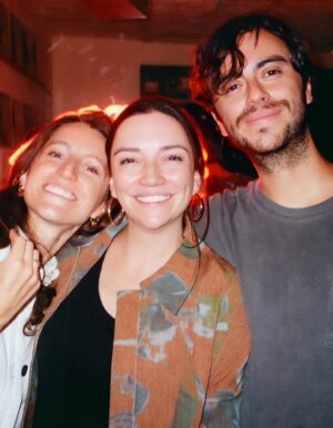 Regina Blandón Instagram - Feliz cumpleaños, @blndn 😎
Que siempre haya música y risa y baile y todo de lo que das. Qué suerte ser tu hermana.