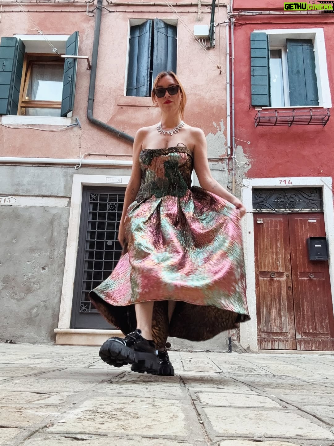 Regina Blandón - 35.7K Likes - EsketengomuchasfotosdecuandofuimosalláaVeneciaperdón