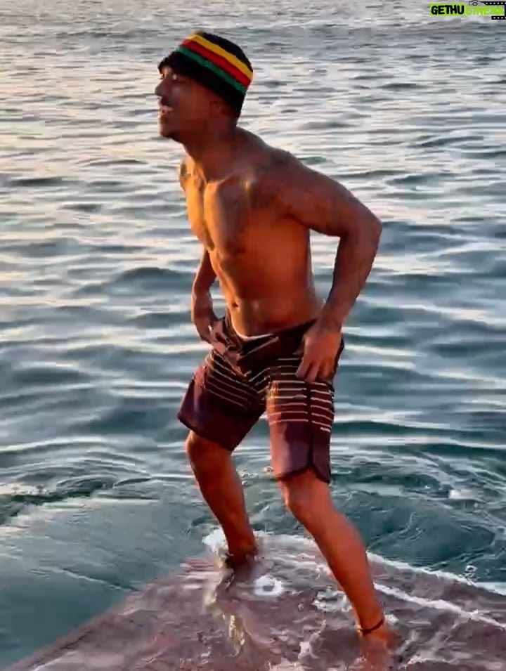 Regina Casé - 58.2K Likes - Olha que delícia essa batedeira no pôr do sol na Ilha Grande, genteee!!!

Quem vê esse cara assim não imagina quantas outras coisas ele sabe fazer tão bem. Cuidar da avó, cuidar da mãe, das tias, da família todinha...

É muito impressionante a criação que esse menino teve, a educação que ele recebeu de todas essas mulheres... É lindo demais ver as duas coisas convivendo juntas. 

A batedeira e a trezena de Santo Antônio.

A batedeira e ele honrando sua ancestralidade no Candomblé da sua tia.

A batedeira e ele trabalhando a vida toda com sua mãe, ajudando ela no seu tabuleiro de acarajé.

A batedeira e o cuidado que ele teve com a Preta e que agora tem comigo, a educação esmerada.

Foi uma maravilha receber vocês! 

Já estou com saudade do fim de semana que passou, mas já já a gente vai tá juntinho de novo na Bahia. 

Não canso de agradecer a minha Pretinha. Obrigada, @pretagil , por ter me dado essa família incrível de presente! Quando a gente tá junto, só falamos de você, com amor e saudade...

Dona Jandira, Dona Rosa, Nêga, Cabocla, Letícia e Danrlei te amam tanto, que é perto deles que eu gosto de estar, sempre honrando sua memória! ❤️