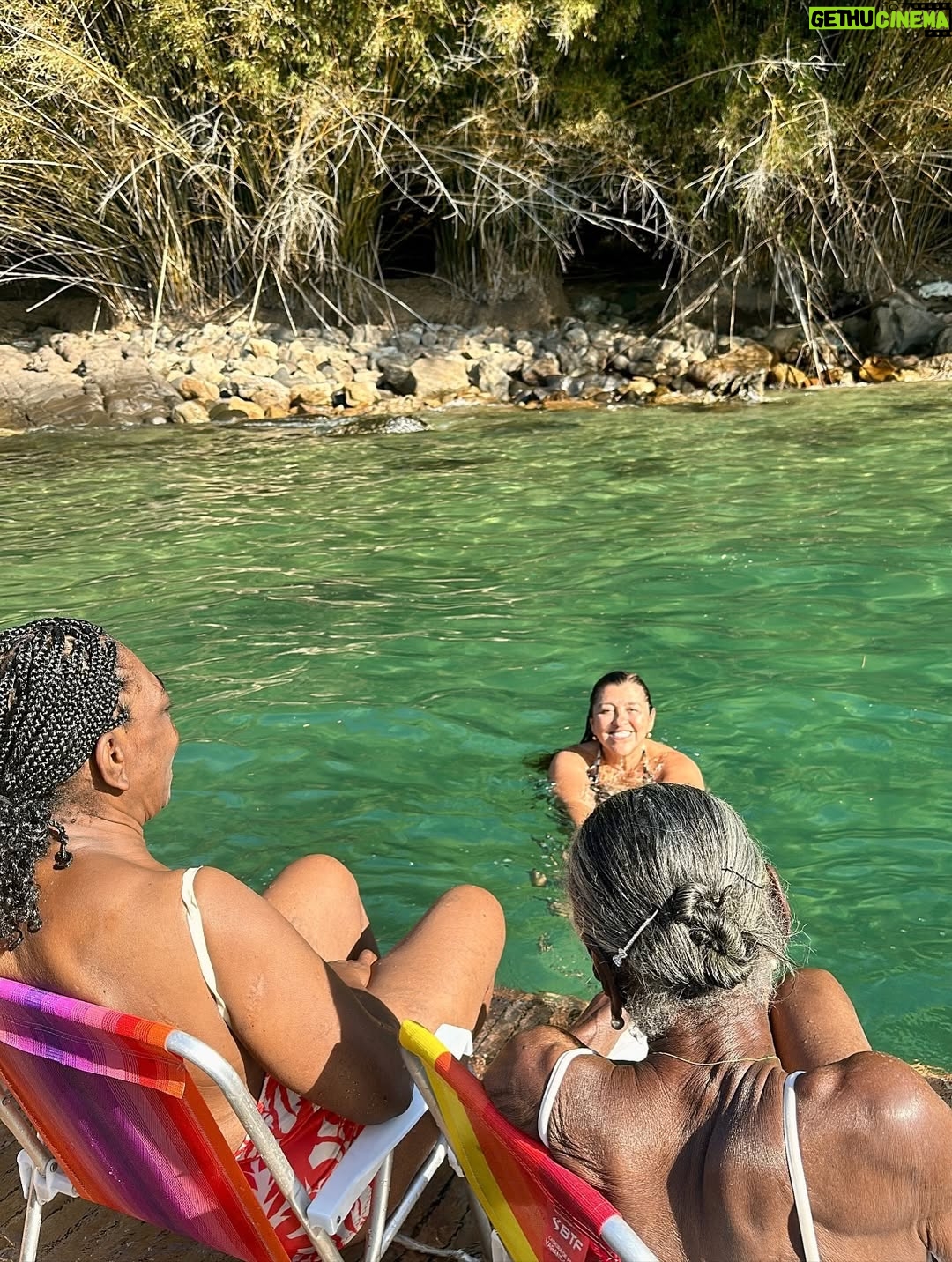 Regina Casé - 58.2K Likes - Olha que delícia essa batedeira no pôr do sol na Ilha Grande, genteee!!!

Quem vê esse cara assim não imagina quantas outras coisas ele sabe fazer tão bem. Cuidar da avó, cuidar da mãe, das tias, da família todinha...

É muito impressionante a criação que esse menino teve, a educação que ele recebeu de todas essas mulheres... É lindo demais ver as duas coisas convivendo juntas. 

A batedeira e a trezena de Santo Antônio.

A batedeira e ele honrando sua ancestralidade no Candomblé da sua tia.

A batedeira e ele trabalhando a vida toda com sua mãe, ajudando ela no seu tabuleiro de acarajé.

A batedeira e o cuidado que ele teve com a Preta e que agora tem comigo, a educação esmerada.

Foi uma maravilha receber vocês! 

Já estou com saudade do fim de semana que passou, mas já já a gente vai tá juntinho de novo na Bahia. 

Não canso de agradecer a minha Pretinha. Obrigada, @pretagil , por ter me dado essa família incrível de presente! Quando a gente tá junto, só falamos de você, com amor e saudade...

Dona Jandira, Dona Rosa, Nêga, Cabocla, Letícia e Danrlei te amam tanto, que é perto deles que eu gosto de estar, sempre honrando sua memória! ❤️