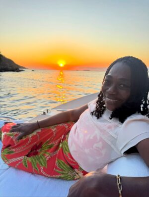 Regina Casé Instagram - Olha que delícia essa batedeira no pôr do sol na Ilha Grande, genteee!!!

Quem vê esse cara assim não imagina quantas outras coisas ele sabe fazer tão bem. Cuidar da avó, cuidar da mãe, das tias, da família todinha...

É muito impressionante a criação que esse menino teve, a educação que ele recebeu de todas essas mulheres... É lindo demais ver as duas coisas convivendo juntas. 

A batedeira e a trezena de Santo Antônio.

A batedeira e ele honrando sua ancestralidade no Candomblé da sua tia.

A batedeira e ele trabalhando a vida toda com sua mãe, ajudando ela no seu tabuleiro de acarajé.

A batedeira e o cuidado que ele teve com a Preta e que agora tem comigo, a educação esmerada.

Foi uma maravilha receber vocês! 

Já estou com saudade do fim de semana que passou, mas já já a gente vai tá juntinho de novo na Bahia. 

Não canso de agradecer a minha Pretinha. Obrigada, @pretagil , por ter me dado essa família incrível de presente! Quando a gente tá junto, só falamos de você, com amor e saudade...

Dona Jandira, Dona Rosa, Nêga, Cabocla, Letícia e Danrlei te amam tanto, que é perto deles que eu gosto de estar, sempre honrando sua memória! ❤️