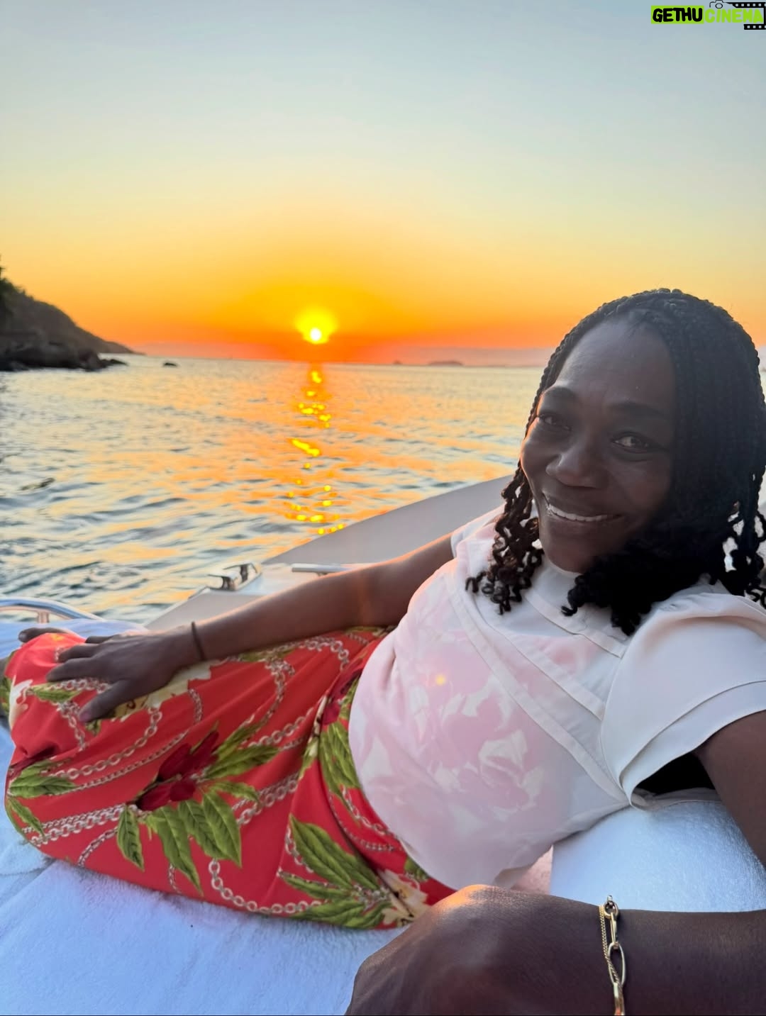 Regina Casé - 58.2K Likes - Olha que delícia essa batedeira no pôr do sol na Ilha Grande, genteee!!!

Quem vê esse cara assim não imagina quantas outras coisas ele sabe fazer tão bem. Cuidar da avó, cuidar da mãe, das tias, da família todinha...

É muito impressionante a criação que esse menino teve, a educação que ele recebeu de todas essas mulheres... É lindo demais ver as duas coisas convivendo juntas. 

A batedeira e a trezena de Santo Antônio.

A batedeira e ele honrando sua ancestralidade no Candomblé da sua tia.

A batedeira e ele trabalhando a vida toda com sua mãe, ajudando ela no seu tabuleiro de acarajé.

A batedeira e o cuidado que ele teve com a Preta e que agora tem comigo, a educação esmerada.

Foi uma maravilha receber vocês! 

Já estou com saudade do fim de semana que passou, mas já já a gente vai tá juntinho de novo na Bahia. 

Não canso de agradecer a minha Pretinha. Obrigada, @pretagil , por ter me dado essa família incrível de presente! Quando a gente tá junto, só falamos de você, com amor e saudade...

Dona Jandira, Dona Rosa, Nêga, Cabocla, Letícia e Danrlei te amam tanto, que é perto deles que eu gosto de estar, sempre honrando sua memória! ❤️