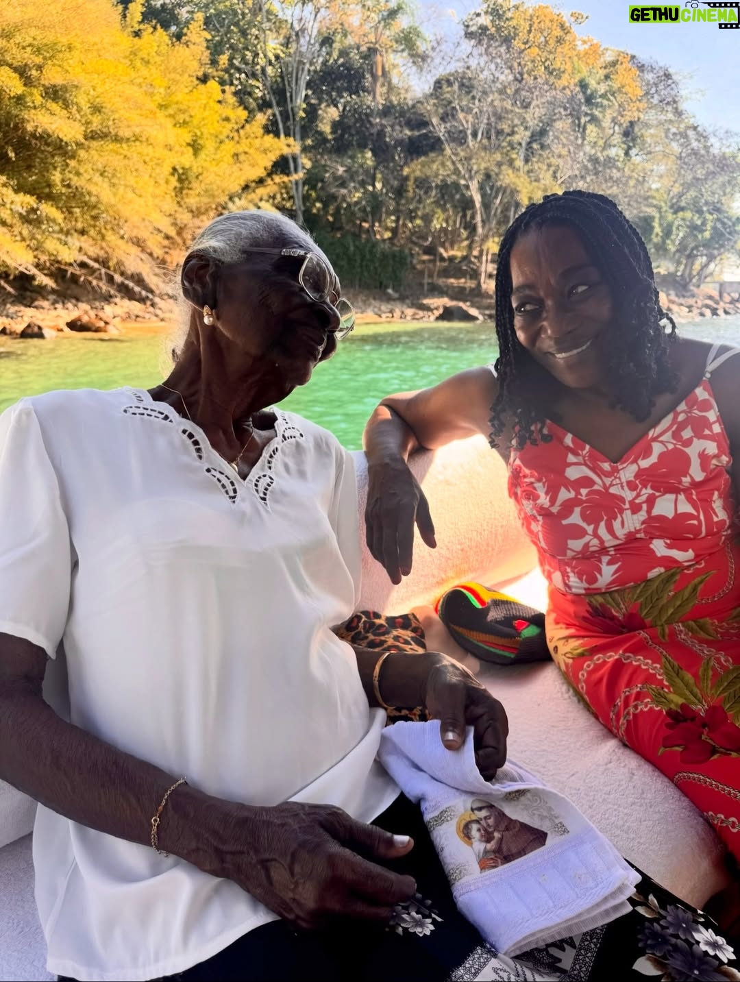 Regina Casé - 58.2K Likes - Olha que delícia essa batedeira no pôr do sol na Ilha Grande, genteee!!!

Quem vê esse cara assim não imagina quantas outras coisas ele sabe fazer tão bem. Cuidar da avó, cuidar da mãe, das tias, da família todinha...

É muito impressionante a criação que esse menino teve, a educação que ele recebeu de todas essas mulheres... É lindo demais ver as duas coisas convivendo juntas. 

A batedeira e a trezena de Santo Antônio.

A batedeira e ele honrando sua ancestralidade no Candomblé da sua tia.

A batedeira e ele trabalhando a vida toda com sua mãe, ajudando ela no seu tabuleiro de acarajé.

A batedeira e o cuidado que ele teve com a Preta e que agora tem comigo, a educação esmerada.

Foi uma maravilha receber vocês! 

Já estou com saudade do fim de semana que passou, mas já já a gente vai tá juntinho de novo na Bahia. 

Não canso de agradecer a minha Pretinha. Obrigada, @pretagil , por ter me dado essa família incrível de presente! Quando a gente tá junto, só falamos de você, com amor e saudade...

Dona Jandira, Dona Rosa, Nêga, Cabocla, Letícia e Danrlei te amam tanto, que é perto deles que eu gosto de estar, sempre honrando sua memória! ❤️