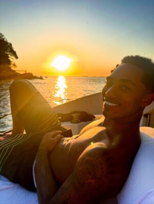 Regina Casé Instagram - Olha que delícia essa batedeira no pôr do sol na Ilha Grande, genteee!!!

Quem vê esse cara assim não imagina quantas outras coisas ele sabe fazer tão bem. Cuidar da avó, cuidar da mãe, das tias, da família todinha...

É muito impressionante a criação que esse menino teve, a educação que ele recebeu de todas essas mulheres... É lindo demais ver as duas coisas convivendo juntas. 

A batedeira e a trezena de Santo Antônio.

A batedeira e ele honrando sua ancestralidade no Candomblé da sua tia.

A batedeira e ele trabalhando a vida toda com sua mãe, ajudando ela no seu tabuleiro de acarajé.

A batedeira e o cuidado que ele teve com a Preta e que agora tem comigo, a educação esmerada.

Foi uma maravilha receber vocês! 

Já estou com saudade do fim de semana que passou, mas já já a gente vai tá juntinho de novo na Bahia. 

Não canso de agradecer a minha Pretinha. Obrigada, @pretagil , por ter me dado essa família incrível de presente! Quando a gente tá junto, só falamos de você, com amor e saudade...

Dona Jandira, Dona Rosa, Nêga, Cabocla, Letícia e Danrlei te amam tanto, que é perto deles que eu gosto de estar, sempre honrando sua memória! ❤️