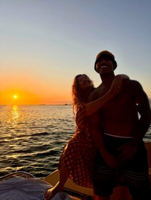 Regina Casé Instagram - Olha que delícia essa batedeira no pôr do sol na Ilha Grande, genteee!!!

Quem vê esse cara assim não imagina quantas outras coisas ele sabe fazer tão bem. Cuidar da avó, cuidar da mãe, das tias, da família todinha...

É muito impressionante a criação que esse menino teve, a educação que ele recebeu de todas essas mulheres... É lindo demais ver as duas coisas convivendo juntas. 

A batedeira e a trezena de Santo Antônio.

A batedeira e ele honrando sua ancestralidade no Candomblé da sua tia.

A batedeira e ele trabalhando a vida toda com sua mãe, ajudando ela no seu tabuleiro de acarajé.

A batedeira e o cuidado que ele teve com a Preta e que agora tem comigo, a educação esmerada.

Foi uma maravilha receber vocês! 

Já estou com saudade do fim de semana que passou, mas já já a gente vai tá juntinho de novo na Bahia. 

Não canso de agradecer a minha Pretinha. Obrigada, @pretagil , por ter me dado essa família incrível de presente! Quando a gente tá junto, só falamos de você, com amor e saudade...

Dona Jandira, Dona Rosa, Nêga, Cabocla, Letícia e Danrlei te amam tanto, que é perto deles que eu gosto de estar, sempre honrando sua memória! ❤️
