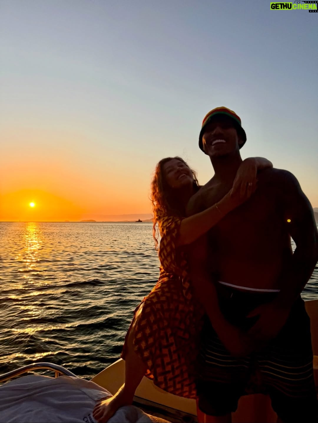 Regina Casé - 58.2K Likes - Olha que delícia essa batedeira no pôr do sol na Ilha Grande, genteee!!!

Quem vê esse cara assim não imagina quantas outras coisas ele sabe fazer tão bem. Cuidar da avó, cuidar da mãe, das tias, da família todinha...

É muito impressionante a criação que esse menino teve, a educação que ele recebeu de todas essas mulheres... É lindo demais ver as duas coisas convivendo juntas. 

A batedeira e a trezena de Santo Antônio.

A batedeira e ele honrando sua ancestralidade no Candomblé da sua tia.

A batedeira e ele trabalhando a vida toda com sua mãe, ajudando ela no seu tabuleiro de acarajé.

A batedeira e o cuidado que ele teve com a Preta e que agora tem comigo, a educação esmerada.

Foi uma maravilha receber vocês! 

Já estou com saudade do fim de semana que passou, mas já já a gente vai tá juntinho de novo na Bahia. 

Não canso de agradecer a minha Pretinha. Obrigada, @pretagil , por ter me dado essa família incrível de presente! Quando a gente tá junto, só falamos de você, com amor e saudade...

Dona Jandira, Dona Rosa, Nêga, Cabocla, Letícia e Danrlei te amam tanto, que é perto deles que eu gosto de estar, sempre honrando sua memória! ❤️