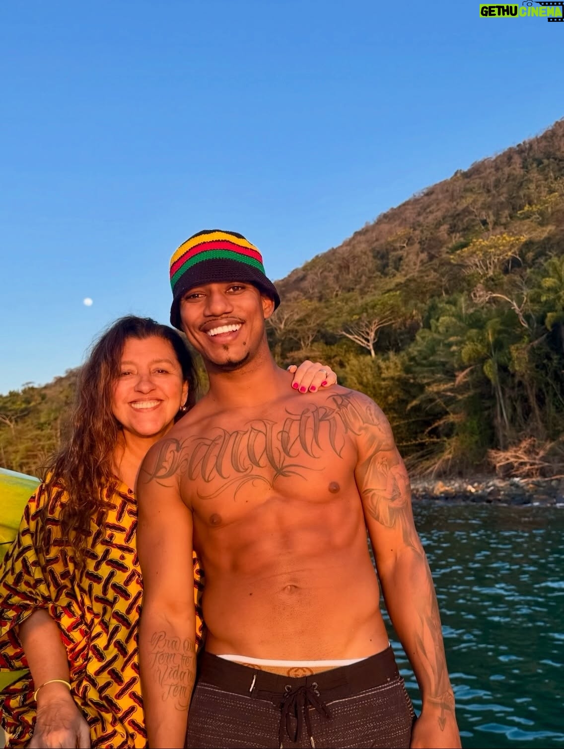 Regina Casé - 58.2K Likes - Olha que delícia essa batedeira no pôr do sol na Ilha Grande, genteee!!!

Quem vê esse cara assim não imagina quantas outras coisas ele sabe fazer tão bem. Cuidar da avó, cuidar da mãe, das tias, da família todinha...

É muito impressionante a criação que esse menino teve, a educação que ele recebeu de todas essas mulheres... É lindo demais ver as duas coisas convivendo juntas. 

A batedeira e a trezena de Santo Antônio.

A batedeira e ele honrando sua ancestralidade no Candomblé da sua tia.

A batedeira e ele trabalhando a vida toda com sua mãe, ajudando ela no seu tabuleiro de acarajé.

A batedeira e o cuidado que ele teve com a Preta e que agora tem comigo, a educação esmerada.

Foi uma maravilha receber vocês! 

Já estou com saudade do fim de semana que passou, mas já já a gente vai tá juntinho de novo na Bahia. 

Não canso de agradecer a minha Pretinha. Obrigada, @pretagil , por ter me dado essa família incrível de presente! Quando a gente tá junto, só falamos de você, com amor e saudade...

Dona Jandira, Dona Rosa, Nêga, Cabocla, Letícia e Danrlei te amam tanto, que é perto deles que eu gosto de estar, sempre honrando sua memória! ❤️