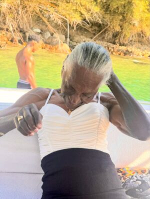 Regina Casé Instagram - Olha que delícia essa batedeira no pôr do sol na Ilha Grande, genteee!!!

Quem vê esse cara assim não imagina quantas outras coisas ele sabe fazer tão bem. Cuidar da avó, cuidar da mãe, das tias, da família todinha...

É muito impressionante a criação que esse menino teve, a educação que ele recebeu de todas essas mulheres... É lindo demais ver as duas coisas convivendo juntas. 

A batedeira e a trezena de Santo Antônio.

A batedeira e ele honrando sua ancestralidade no Candomblé da sua tia.

A batedeira e ele trabalhando a vida toda com sua mãe, ajudando ela no seu tabuleiro de acarajé.

A batedeira e o cuidado que ele teve com a Preta e que agora tem comigo, a educação esmerada.

Foi uma maravilha receber vocês! 

Já estou com saudade do fim de semana que passou, mas já já a gente vai tá juntinho de novo na Bahia. 

Não canso de agradecer a minha Pretinha. Obrigada, @pretagil , por ter me dado essa família incrível de presente! Quando a gente tá junto, só falamos de você, com amor e saudade...

Dona Jandira, Dona Rosa, Nêga, Cabocla, Letícia e Danrlei te amam tanto, que é perto deles que eu gosto de estar, sempre honrando sua memória! ❤️