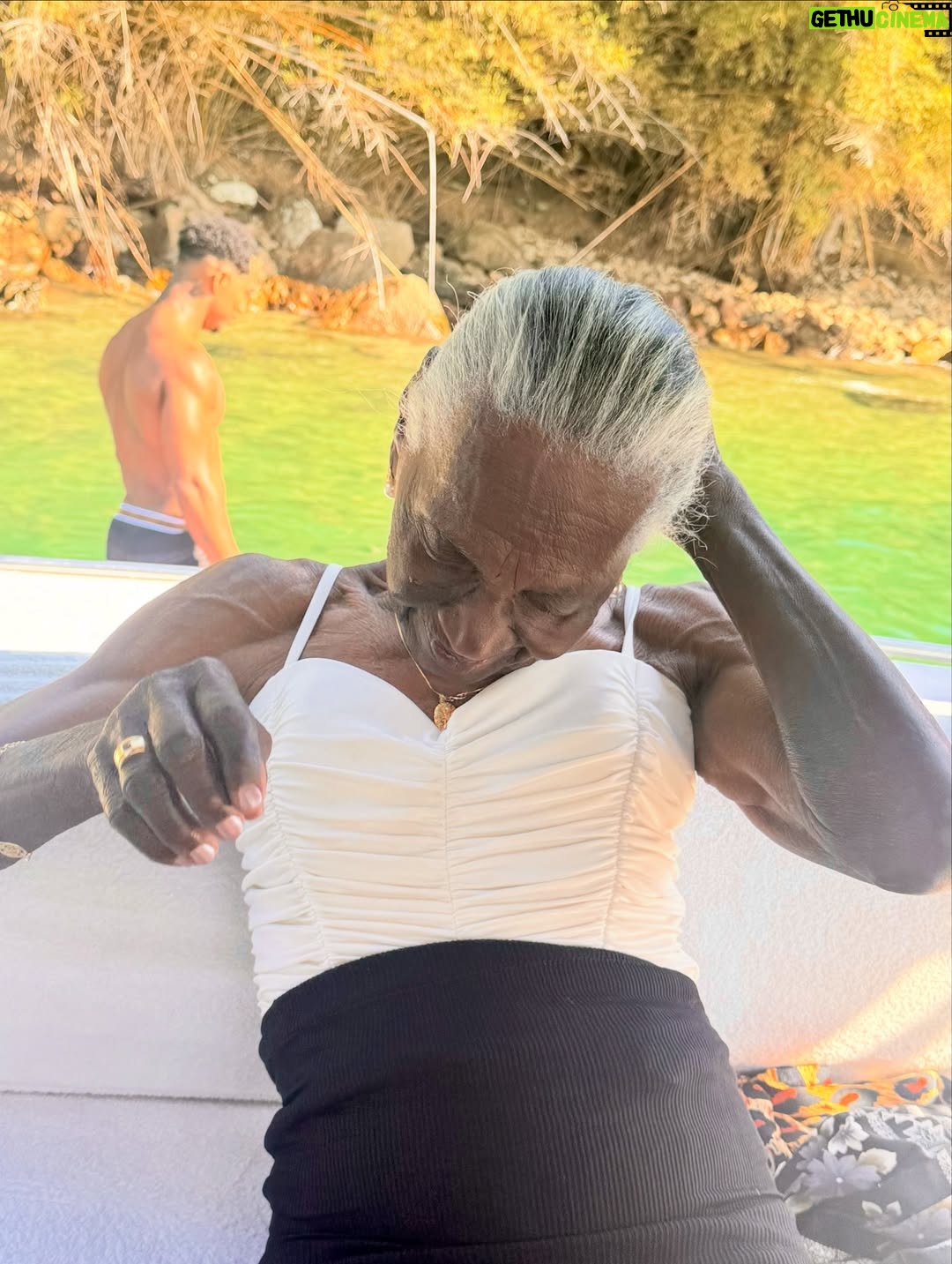 Regina Casé - 58.2K Likes - Olha que delícia essa batedeira no pôr do sol na Ilha Grande, genteee!!!

Quem vê esse cara assim não imagina quantas outras coisas ele sabe fazer tão bem. Cuidar da avó, cuidar da mãe, das tias, da família todinha...

É muito impressionante a criação que esse menino teve, a educação que ele recebeu de todas essas mulheres... É lindo demais ver as duas coisas convivendo juntas. 

A batedeira e a trezena de Santo Antônio.

A batedeira e ele honrando sua ancestralidade no Candomblé da sua tia.

A batedeira e ele trabalhando a vida toda com sua mãe, ajudando ela no seu tabuleiro de acarajé.

A batedeira e o cuidado que ele teve com a Preta e que agora tem comigo, a educação esmerada.

Foi uma maravilha receber vocês! 

Já estou com saudade do fim de semana que passou, mas já já a gente vai tá juntinho de novo na Bahia. 

Não canso de agradecer a minha Pretinha. Obrigada, @pretagil , por ter me dado essa família incrível de presente! Quando a gente tá junto, só falamos de você, com amor e saudade...

Dona Jandira, Dona Rosa, Nêga, Cabocla, Letícia e Danrlei te amam tanto, que é perto deles que eu gosto de estar, sempre honrando sua memória! ❤️