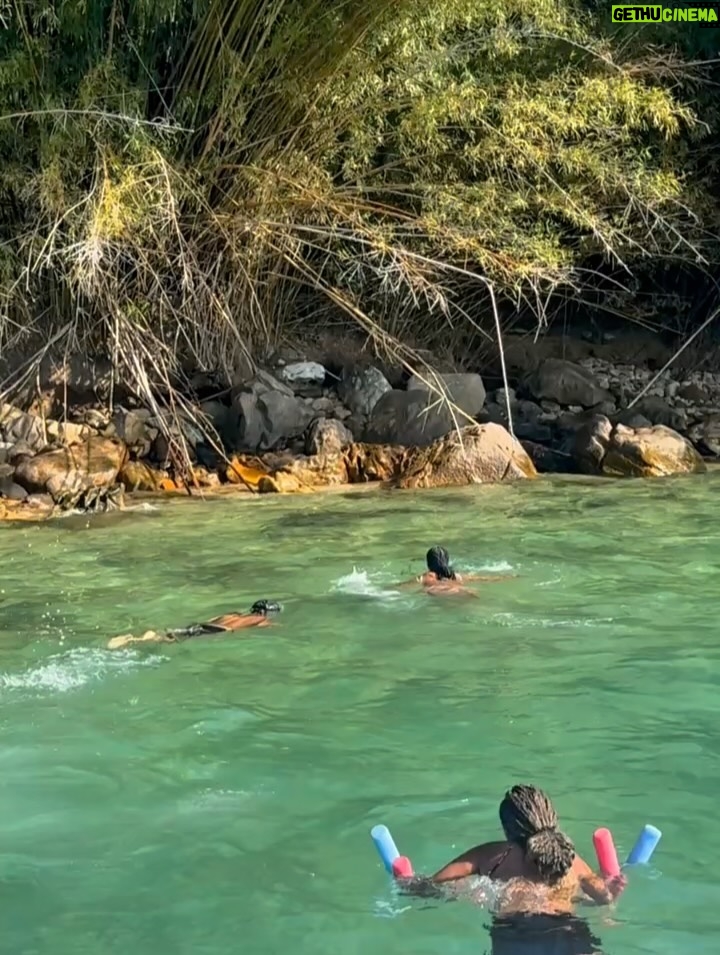 Regina Casé - 58.2K Likes - Olha que delícia essa batedeira no pôr do sol na Ilha Grande, genteee!!!

Quem vê esse cara assim não imagina quantas outras coisas ele sabe fazer tão bem. Cuidar da avó, cuidar da mãe, das tias, da família todinha...

É muito impressionante a criação que esse menino teve, a educação que ele recebeu de todas essas mulheres... É lindo demais ver as duas coisas convivendo juntas. 

A batedeira e a trezena de Santo Antônio.

A batedeira e ele honrando sua ancestralidade no Candomblé da sua tia.

A batedeira e ele trabalhando a vida toda com sua mãe, ajudando ela no seu tabuleiro de acarajé.

A batedeira e o cuidado que ele teve com a Preta e que agora tem comigo, a educação esmerada.

Foi uma maravilha receber vocês! 

Já estou com saudade do fim de semana que passou, mas já já a gente vai tá juntinho de novo na Bahia. 

Não canso de agradecer a minha Pretinha. Obrigada, @pretagil , por ter me dado essa família incrível de presente! Quando a gente tá junto, só falamos de você, com amor e saudade...

Dona Jandira, Dona Rosa, Nêga, Cabocla, Letícia e Danrlei te amam tanto, que é perto deles que eu gosto de estar, sempre honrando sua memória! ❤️