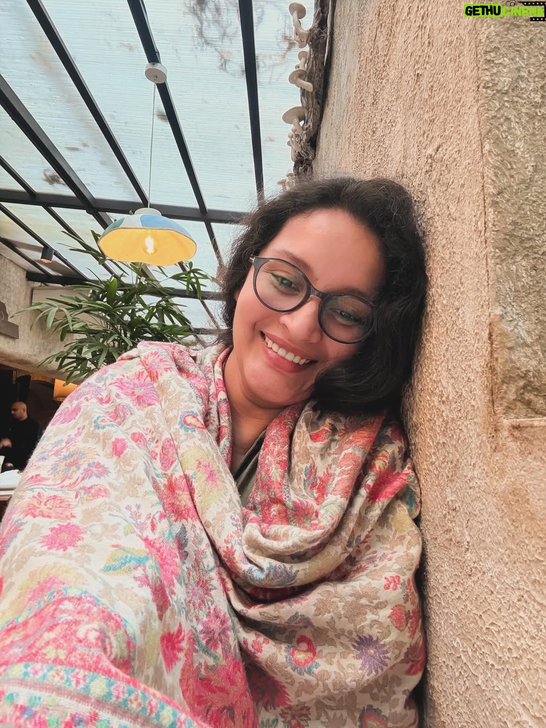 Renu Desai - 69.9K Likes - Through the folds of time 
A smile emerges 
Laced with hope and credence
A lowered gaze
Stumbles upon a treasure 
Buried laughter and radiance
Filling an abysmal void 
healing a desolate soul 
- me and my thoughts on healing🧡