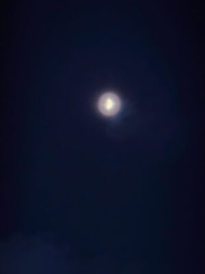 Renu Desai Instagram - Got to experience the sheer magic of a celestial event tonight. I lost hope just before the full eclipse because the clouds started rolling in but they cleared up in 10 minutes and to get to witness a complete lunar eclipse is an experience that I will be fascinated with for the rest of my life🧡 
Tried to capture a little bit of this amazing phenomenon on my phone and sharing some with you all😊 #lunareclipse #chandragrahan #lunareclipse2025