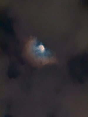 Renu Desai Instagram - Got to experience the sheer magic of a celestial event tonight. I lost hope just before the full eclipse because the clouds started rolling in but they cleared up in 10 minutes and to get to witness a complete lunar eclipse is an experience that I will be fascinated with for the rest of my life🧡 
Tried to capture a little bit of this amazing phenomenon on my phone and sharing some with you all😊 #lunareclipse #chandragrahan #lunareclipse2025