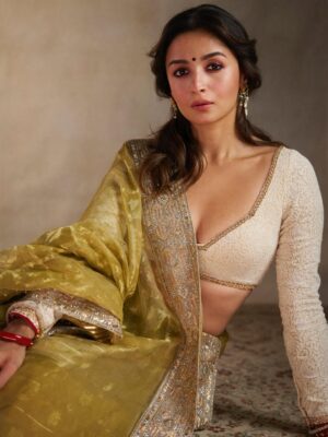 Rhea Kapoor Instagram - @aliaabhatt in an @abujanisandeepkhosla Dhakai Jamdhani Sari with a custom chikankari blouse. In hues of pista and white with splashes of red we kick off the seasons festivities 🪔
thank you to my mommy for the most beautiful kanautis @kapoor.sunita