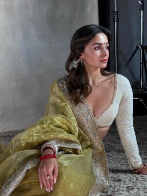 Rhea Kapoor Instagram - @aliaabhatt in an @abujanisandeepkhosla Dhakai Jamdhani Sari with a custom chikankari blouse. In hues of pista and white with splashes of red we kick off the seasons festivities 🪔
thank you to my mommy for the most beautiful kanautis @kapoor.sunita