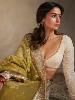 Rhea Kapoor Instagram - @aliaabhatt in an @abujanisandeepkhosla Dhakai Jamdhani Sari with a custom chikankari blouse. In hues of pista and white with splashes of red we kick off the seasons festivities 🪔
thank you to my mommy for the most beautiful kanautis @kapoor.sunita