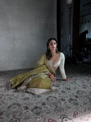 Rhea Kapoor Instagram - @aliaabhatt in an @abujanisandeepkhosla Dhakai Jamdhani Sari with a custom chikankari blouse. In hues of pista and white with splashes of red we kick off the seasons festivities 🪔
thank you to my mommy for the most beautiful kanautis @kapoor.sunita