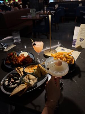 Ridhie Mehta Instagram - Serving looks, love & cocktails @cktl.co 🍸✨
#toronto