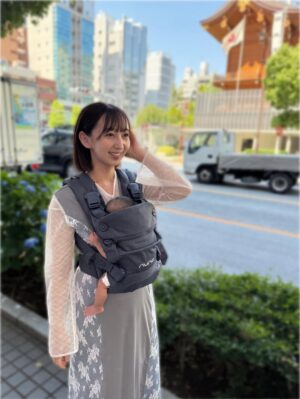 Riho Iida Instagram - 6.7月のいろいろ🌷🌧️

初めての抱っこ紐での外出🐿️
久々の外食に感動👏🏻🥲

晴天にお宮参り⛩️

七世ちゃん　杏奈と集合できた
👩🏻👧🏻👩🏻👶🏻👶🏻👩🏻👶🏻👶🏻
@nanaseiwai  @annadapon 

まなみにいただいたスタイでお出かけ🐧
@ikura_manami 

妹のお誕生日会に🎂

100日 お食い初め🐟🐟🌸

小坂井ちゃんが来てくれたり🧸
@yurie_kozakai0706 

かえでしゃんとオッドタクシーでお世話になった
スタッフさんにも会えたよ🧢🚕🥛
@kaede_yuasa 

CoCo壱番屋芸人みてすぐ影響されたり🍛

サンコイチで初めてお出かけ挑戦したり🌻
(涼しい顔して電車乗ってたけど、内心バクバク)

増し増し増しからの
注文してたピジョンカスタム哺乳瓶🍼🌿

イベントが沢山あった6.7月
準備は大変だったけど
当日迎えたらやって良かったー！
と思えた日々でした⸜🙌🏻⸝‍

#岩井七世
#杏奈
#伊倉愛美
#小坂井祐莉絵 
#湯浅かえで 

#双子 #双子育児