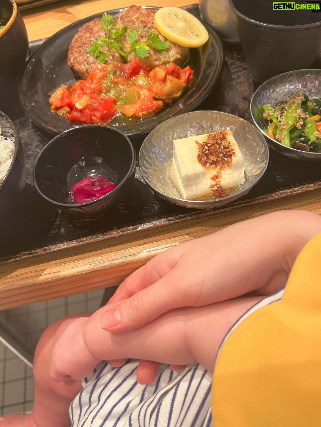 Riho Iida - 8.8K Likes - 6.7月のいろいろ🌷🌧️

初めての抱っこ紐での外出🐿️
久々の外食に感動👏🏻🥲

晴天にお宮参り⛩️

七世ちゃん　杏奈と集合できた
👩🏻👧🏻👩🏻👶🏻👶🏻👩🏻👶🏻👶🏻
@nanaseiwai  @annadapon 

まなみにいただいたスタイでお出かけ🐧
@ikura_manami 

妹のお誕生日会に🎂

100日 お食い初め🐟🐟🌸

小坂井ちゃんが来てくれたり🧸
@yurie_kozakai0706 

かえでしゃんとオッドタクシーでお世話になった
スタッフさんにも会えたよ🧢🚕🥛
@kaede_yuasa 

CoCo壱番屋芸人みてすぐ影響されたり🍛

サンコイチで初めてお出かけ挑戦したり🌻
(涼しい顔して電車乗ってたけど、内心バクバク)

増し増し増しからの
注文してたピジョンカスタム哺乳瓶🍼🌿

イベントが沢山あった6.7月
準備は大変だったけど
当日迎えたらやって良かったー！
と思えた日々でした⸜🙌🏻⸝‍

#岩井七世
#杏奈
#伊倉愛美
#小坂井祐莉絵 
#湯浅かえで 

#双子 #双子育児
