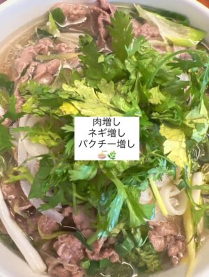 Riho Iida Instagram - 6.7月のいろいろ🌷🌧️

初めての抱っこ紐での外出🐿️
久々の外食に感動👏🏻🥲

晴天にお宮参り⛩️

七世ちゃん　杏奈と集合できた
👩🏻👧🏻👩🏻👶🏻👶🏻👩🏻👶🏻👶🏻
@nanaseiwai  @annadapon 

まなみにいただいたスタイでお出かけ🐧
@ikura_manami 

妹のお誕生日会に🎂

100日 お食い初め🐟🐟🌸

小坂井ちゃんが来てくれたり🧸
@yurie_kozakai0706 

かえでしゃんとオッドタクシーでお世話になった
スタッフさんにも会えたよ🧢🚕🥛
@kaede_yuasa 

CoCo壱番屋芸人みてすぐ影響されたり🍛

サンコイチで初めてお出かけ挑戦したり🌻
(涼しい顔して電車乗ってたけど、内心バクバク)

増し増し増しからの
注文してたピジョンカスタム哺乳瓶🍼🌿

イベントが沢山あった6.7月
準備は大変だったけど
当日迎えたらやって良かったー！
と思えた日々でした⸜🙌🏻⸝‍

#岩井七世
#杏奈
#伊倉愛美
#小坂井祐莉絵 
#湯浅かえで 

#双子 #双子育児