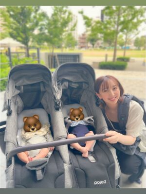 Riho Iida Instagram - 6.7月のいろいろ🌷🌧️

初めての抱っこ紐での外出🐿️
久々の外食に感動👏🏻🥲

晴天にお宮参り⛩️

七世ちゃん　杏奈と集合できた
👩🏻👧🏻👩🏻👶🏻👶🏻👩🏻👶🏻👶🏻
@nanaseiwai  @annadapon 

まなみにいただいたスタイでお出かけ🐧
@ikura_manami 

妹のお誕生日会に🎂

100日 お食い初め🐟🐟🌸

小坂井ちゃんが来てくれたり🧸
@yurie_kozakai0706 

かえでしゃんとオッドタクシーでお世話になった
スタッフさんにも会えたよ🧢🚕🥛
@kaede_yuasa 

CoCo壱番屋芸人みてすぐ影響されたり🍛

サンコイチで初めてお出かけ挑戦したり🌻
(涼しい顔して電車乗ってたけど、内心バクバク)

増し増し増しからの
注文してたピジョンカスタム哺乳瓶🍼🌿

イベントが沢山あった6.7月
準備は大変だったけど
当日迎えたらやって良かったー！
と思えた日々でした⸜🙌🏻⸝‍

#岩井七世
#杏奈
#伊倉愛美
#小坂井祐莉絵 
#湯浅かえで 

#双子 #双子育児