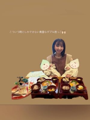 Riho Iida Instagram - 6.7月のいろいろ🌷🌧️

初めての抱っこ紐での外出🐿️
久々の外食に感動👏🏻🥲

晴天にお宮参り⛩️

七世ちゃん　杏奈と集合できた
👩🏻👧🏻👩🏻👶🏻👶🏻👩🏻👶🏻👶🏻
@nanaseiwai  @annadapon 

まなみにいただいたスタイでお出かけ🐧
@ikura_manami 

妹のお誕生日会に🎂

100日 お食い初め🐟🐟🌸

小坂井ちゃんが来てくれたり🧸
@yurie_kozakai0706 

かえでしゃんとオッドタクシーでお世話になった
スタッフさんにも会えたよ🧢🚕🥛
@kaede_yuasa 

CoCo壱番屋芸人みてすぐ影響されたり🍛

サンコイチで初めてお出かけ挑戦したり🌻
(涼しい顔して電車乗ってたけど、内心バクバク)

増し増し増しからの
注文してたピジョンカスタム哺乳瓶🍼🌿

イベントが沢山あった6.7月
準備は大変だったけど
当日迎えたらやって良かったー！
と思えた日々でした⸜🙌🏻⸝‍

#岩井七世
#杏奈
#伊倉愛美
#小坂井祐莉絵 
#湯浅かえで 

#双子 #双子育児