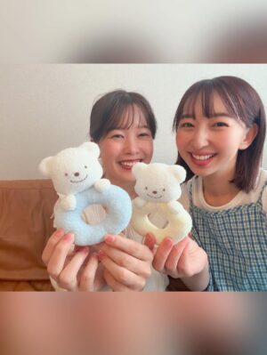 Riho Iida Instagram - 6.7月のいろいろ🌷🌧️

初めての抱っこ紐での外出🐿️
久々の外食に感動👏🏻🥲

晴天にお宮参り⛩️

七世ちゃん　杏奈と集合できた
👩🏻👧🏻👩🏻👶🏻👶🏻👩🏻👶🏻👶🏻
@nanaseiwai  @annadapon 

まなみにいただいたスタイでお出かけ🐧
@ikura_manami 

妹のお誕生日会に🎂

100日 お食い初め🐟🐟🌸

小坂井ちゃんが来てくれたり🧸
@yurie_kozakai0706 

かえでしゃんとオッドタクシーでお世話になった
スタッフさんにも会えたよ🧢🚕🥛
@kaede_yuasa 

CoCo壱番屋芸人みてすぐ影響されたり🍛

サンコイチで初めてお出かけ挑戦したり🌻
(涼しい顔して電車乗ってたけど、内心バクバク)

増し増し増しからの
注文してたピジョンカスタム哺乳瓶🍼🌿

イベントが沢山あった6.7月
準備は大変だったけど
当日迎えたらやって良かったー！
と思えた日々でした⸜🙌🏻⸝‍

#岩井七世
#杏奈
#伊倉愛美
#小坂井祐莉絵 
#湯浅かえで 

#双子 #双子育児