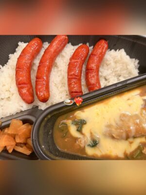Riho Iida Instagram - 6.7月のいろいろ🌷🌧️

初めての抱っこ紐での外出🐿️
久々の外食に感動👏🏻🥲

晴天にお宮参り⛩️

七世ちゃん　杏奈と集合できた
👩🏻👧🏻👩🏻👶🏻👶🏻👩🏻👶🏻👶🏻
@nanaseiwai  @annadapon 

まなみにいただいたスタイでお出かけ🐧
@ikura_manami 

妹のお誕生日会に🎂

100日 お食い初め🐟🐟🌸

小坂井ちゃんが来てくれたり🧸
@yurie_kozakai0706 

かえでしゃんとオッドタクシーでお世話になった
スタッフさんにも会えたよ🧢🚕🥛
@kaede_yuasa 

CoCo壱番屋芸人みてすぐ影響されたり🍛

サンコイチで初めてお出かけ挑戦したり🌻
(涼しい顔して電車乗ってたけど、内心バクバク)

増し増し増しからの
注文してたピジョンカスタム哺乳瓶🍼🌿

イベントが沢山あった6.7月
準備は大変だったけど
当日迎えたらやって良かったー！
と思えた日々でした⸜🙌🏻⸝‍

#岩井七世
#杏奈
#伊倉愛美
#小坂井祐莉絵 
#湯浅かえで 

#双子 #双子育児