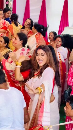 Rinku Ghosh Instagram - The joyous dance for Maa Durgaâ¤ď¸
#durgapuja #instagood #reelitfeelit