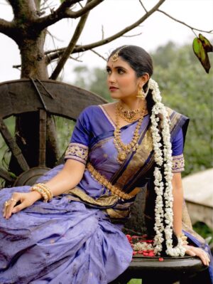 Rinku Rajguru Instagram - सब नज़रों का खेल है🪷
 साहब,
 वो चुरा ना सके
 हम हटा न सके.🍂🌪️

Styled by @sheetal_suryawanshii 🫶
Outfit @pratha_sarees 
Blouse @mritaj_fashion_by_mrudula
Makeup by @mua_prachisabale
Hair by @makeupandhairby_siddhi_
Jewellery by @jizajewellerystudio 
captured by @gauravkumbharphotography_
Location @chavni.lohagad