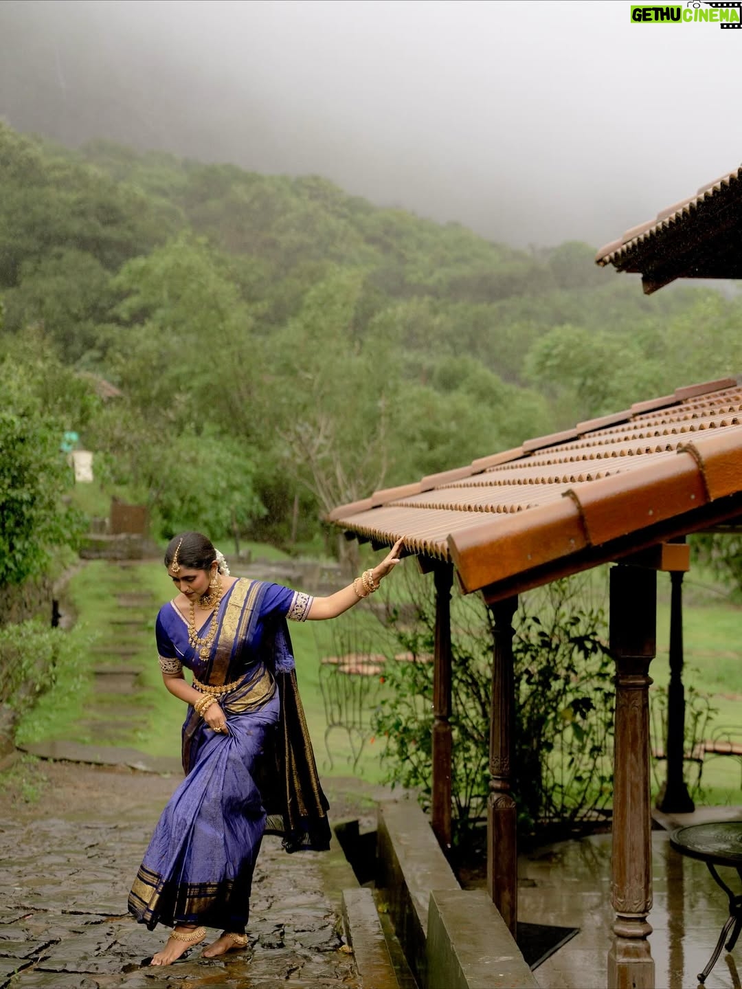 Rinku Rajguru - 291.1K Likes - सब नज़रों का खेल है🪷
 साहब,
 वो चुरा ना सके
 हम हटा न सके.🍂🌪️

Styled by @sheetal_suryawanshii 🫶
Outfit @pratha_sarees 
Blouse @mritaj_fashion_by_mrudula
Makeup by @mua_prachisabale
Hair by @makeupandhairby_siddhi_
Jewellery by @jizajewellerystudio 
captured by @gauravkumbharphotography_
Location @chavni.lohagad