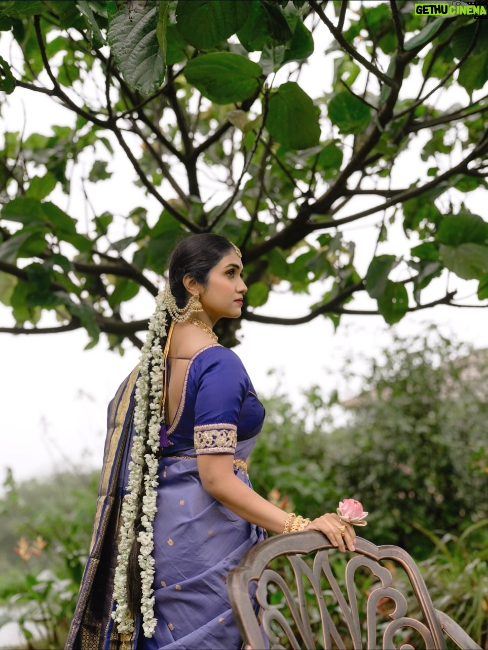 Rinku Rajguru - 291.1K Likes - सब नज़रों का खेल है🪷
 साहब,
 वो चुरा ना सके
 हम हटा न सके.🍂🌪️

Styled by @sheetal_suryawanshii 🫶
Outfit @pratha_sarees 
Blouse @mritaj_fashion_by_mrudula
Makeup by @mua_prachisabale
Hair by @makeupandhairby_siddhi_
Jewellery by @jizajewellerystudio 
captured by @gauravkumbharphotography_
Location @chavni.lohagad