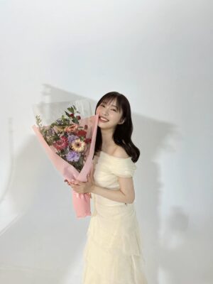 Rino Sashihara Instagram - ⭐️
AKB48の20周年記念シングルに参加させていただくことになりました！（情報解禁から随分と時間が経って今更の報告）

お声がけいただいてから、記念すべきシングルに参加してもいいものなのだろうかと毎日すごく悩んで、先輩に背中を押していただき（小嶋ネキ〜！）今日に至ります。

綺麗事のように聞こえてしまうと悔しいのですが…今の自分がいるのは、秋元さん、偉大なる先輩の皆さん、そして"あの頃"曲を聴いてくださっていたファンの皆さんのおかげです。そして今の自分がまたこうやって音楽に参加できるのは今でも頑張る現役メンバーや、繋いできた後輩のおかげです。今のAKBを知ってもらうきっかけに少しでも貢献できるように、デビューから今日に至るまでの全ての感謝の気持ちを込めて精一杯届けたいと思います。☺️

そしてそんな記念すべきシングルのタイトルは「Oh my pumpkin!」秋元さんに楽曲を書いていただける喜びを感じながら、楽しみたいと思います！

参加する前田さん、たかみな、小嶋さんとのリハやバラエティ収録もあったり…私は皆さんより早くあの頃を思い出してます😂やっぱりメンバーといるのは楽しいです☺️お楽しみに〜。

1.私
2.初回限定版のジャケ
3.私
4.前田さんのバースデーケーキ！（たかみな制作（愛強め））

海外メンバーも現役メンバーも卒業メンバーも全員集合のジャケ写載せたかったのに横長すぎてインスタビギナーの私には載せられなかった😭😭公式から見てください😭🙇‍♂️

I’m going to join the AKB48 20th anniversary project! I’m hoping to meet the members working abroad🥰🥰 And… I’m coming to see you all too! 🥰🥰