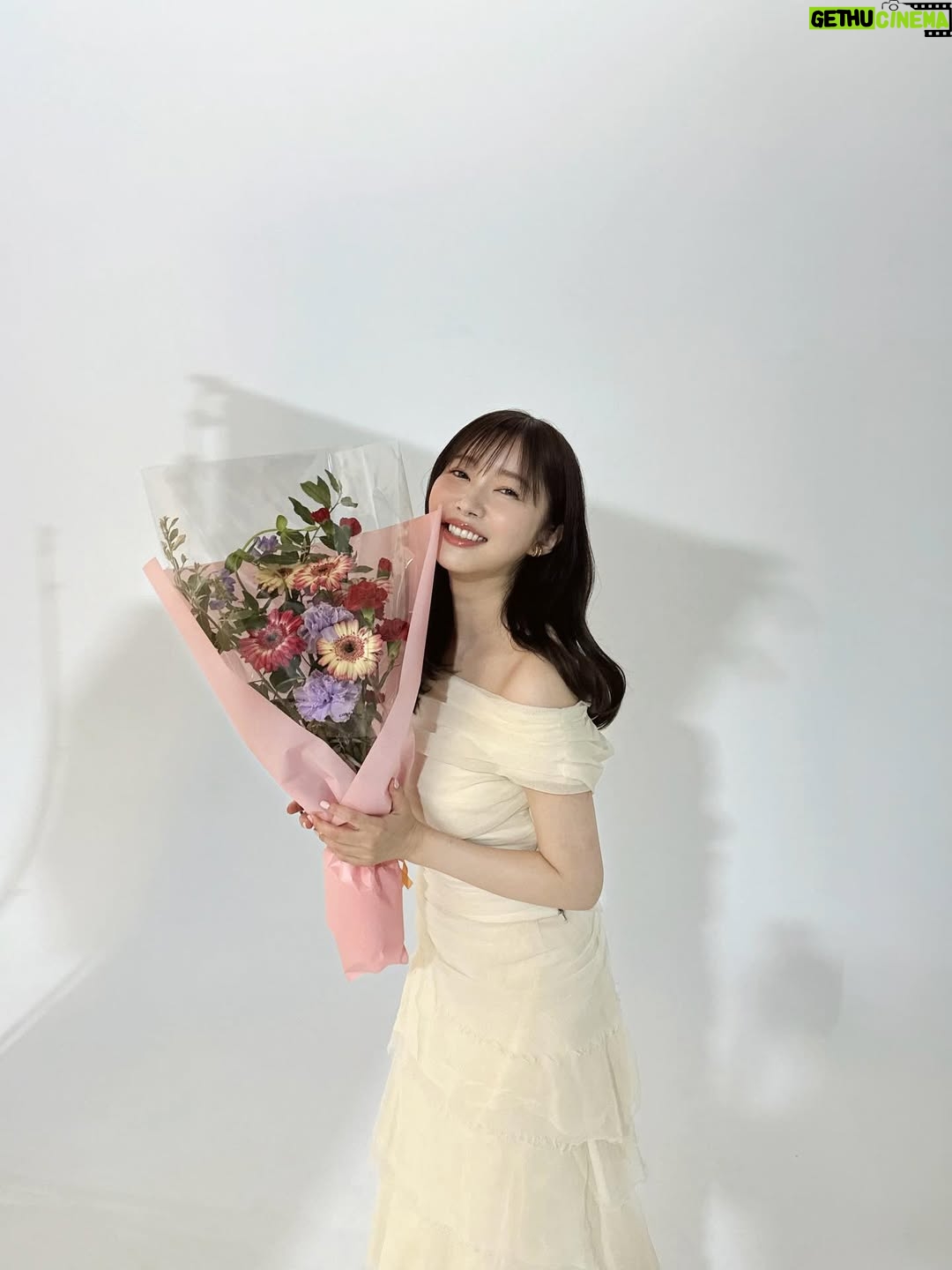 Rino Sashihara - 95.9K Likes - ⭐️
AKB48の20周年記念シングルに参加させていただくことになりました！（情報解禁から随分と時間が経って今更の報告）

お声がけいただいてから、記念すべきシングルに参加してもいいものなのだろうかと毎日すごく悩んで、先輩に背中を押していただき（小嶋ネキ〜！）今日に至ります。

綺麗事のように聞こえてしまうと悔しいのですが…今の自分がいるのは、秋元さん、偉大なる先輩の皆さん、そして"あの頃"曲を聴いてくださっていたファンの皆さんのおかげです。そして今の自分がまたこうやって音楽に参加できるのは今でも頑張る現役メンバーや、繋いできた後輩のおかげです。今のAKBを知ってもらうきっかけに少しでも貢献できるように、デビューから今日に至るまでの全ての感謝の気持ちを込めて精一杯届けたいと思います。☺️

そしてそんな記念すべきシングルのタイトルは「Oh my pumpkin!」秋元さんに楽曲を書いていただける喜びを感じながら、楽しみたいと思います！

参加する前田さん、たかみな、小嶋さんとのリハやバラエティ収録もあったり…私は皆さんより早くあの頃を思い出してます😂やっぱりメンバーといるのは楽しいです☺️お楽しみに〜。

1.私
2.初回限定版のジャケ
3.私
4.前田さんのバースデーケーキ！（たかみな制作（愛強め））

海外メンバーも現役メンバーも卒業メンバーも全員集合のジャケ写載せたかったのに横長すぎてインスタビギナーの私には載せられなかった😭😭公式から見てください😭🙇‍♂️

I’m going to join the AKB48 20th anniversary project! I’m hoping to meet the members working abroad🥰🥰 And… I’m coming to see you all too! 🥰🥰