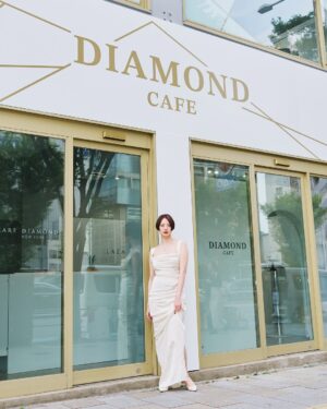 Rio Yamashita Instagram - LAZARE DIAMOND 💍

世界三大カッターズブランド
NY発ラザールダイヤモンド、初のプロデュースカフェが5月23日より表参道に期間限定でオープン💫
私もお邪魔させていただきました。

カフェでは、美味しいスイーツをいただきながら、自分にぴったりのジュエリーを見つけられる体験もできます☺️
是非、ご予約の上、お友達や大切な人方と行ってみてください。

ーーー
2025年5月23日（金）～6月1日（日）
12:00-19:00※最終入場18:30
LAZARE DIAMOND 公式LINEアカウントへのご登録
※予約優先、特典あり
ZeroBase 表参道東京都港区北青山3-5-22
ーーー
@lazarediamond_boutique 
#ラザールダイヤモンド
#lazarediamond
#ダイヤモンドカフェ
#DIAMONDCAFE
#PR

♡♡♡♡♡
💄hair&make 
@ryohairmake 
👗stylist
@masakoogura