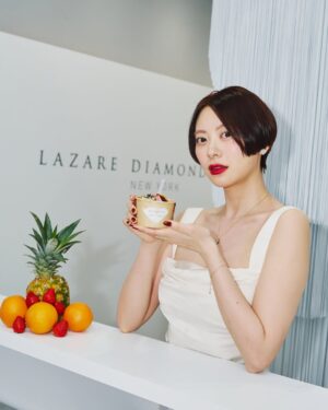 Rio Yamashita Instagram - LAZARE DIAMOND 💍

世界三大カッターズブランド
NY発ラザールダイヤモンド、初のプロデュースカフェが5月23日より表参道に期間限定でオープン💫
私もお邪魔させていただきました。

カフェでは、美味しいスイーツをいただきながら、自分にぴったりのジュエリーを見つけられる体験もできます☺️
是非、ご予約の上、お友達や大切な人方と行ってみてください。

ーーー
2025年5月23日（金）～6月1日（日）
12:00-19:00※最終入場18:30
LAZARE DIAMOND 公式LINEアカウントへのご登録
※予約優先、特典あり
ZeroBase 表参道東京都港区北青山3-5-22
ーーー
@lazarediamond_boutique 
#ラザールダイヤモンド
#lazarediamond
#ダイヤモンドカフェ
#DIAMONDCAFE
#PR

♡♡♡♡♡
💄hair&make 
@ryohairmake 
👗stylist
@masakoogura