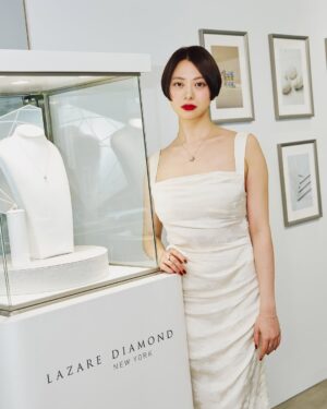 Rio Yamashita Instagram - LAZARE DIAMOND 💍

世界三大カッターズブランド
NY発ラザールダイヤモンド、初のプロデュースカフェが5月23日より表参道に期間限定でオープン💫
私もお邪魔させていただきました。

カフェでは、美味しいスイーツをいただきながら、自分にぴったりのジュエリーを見つけられる体験もできます☺️
是非、ご予約の上、お友達や大切な人方と行ってみてください。

ーーー
2025年5月23日（金）～6月1日（日）
12:00-19:00※最終入場18:30
LAZARE DIAMOND 公式LINEアカウントへのご登録
※予約優先、特典あり
ZeroBase 表参道東京都港区北青山3-5-22
ーーー
@lazarediamond_boutique 
#ラザールダイヤモンド
#lazarediamond
#ダイヤモンドカフェ
#DIAMONDCAFE
#PR

♡♡♡♡♡
💄hair&make 
@ryohairmake 
👗stylist
@masakoogura
