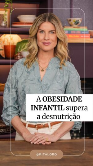 Rita Lobo Instagram - Pela primeira vez, a obesidade superou a desnutrição em crianças no mundo, de acordo com o relatório da UNICEF, “Alimentando o Lucro: Como os Ambientes Alimentares estão Falhando com as Crianças”. 

E a culpa está longe de ser das famílias! Mas é preciso resistir: 
- lendo rótulos pra identificar e excluir ultraprocessados; 
⁠- cozinhando, pra garantir comida de verdade;
⁠- compartilhando a cozinha com toda a família.

🍳 No @Panelinha_RitaLobo, a gente testa e publica receitas sem ultraprocessados todos os dias! 

Lembre-se: cuidar da alimentação não é assunto de dona de casa — é assunto da casa. ❤️

Link do relatório: https://www.unicef.org/media/174031/file/CNR 2025 - Feeding Profit - Brief - Portuguese - Final.pdf.pdf

@sociedadebrasileiradepediatria
#RitaLobo
#ComidaDeVerdade 
#ObesidadeInfantil 
#Panelinha 
#UNICEF