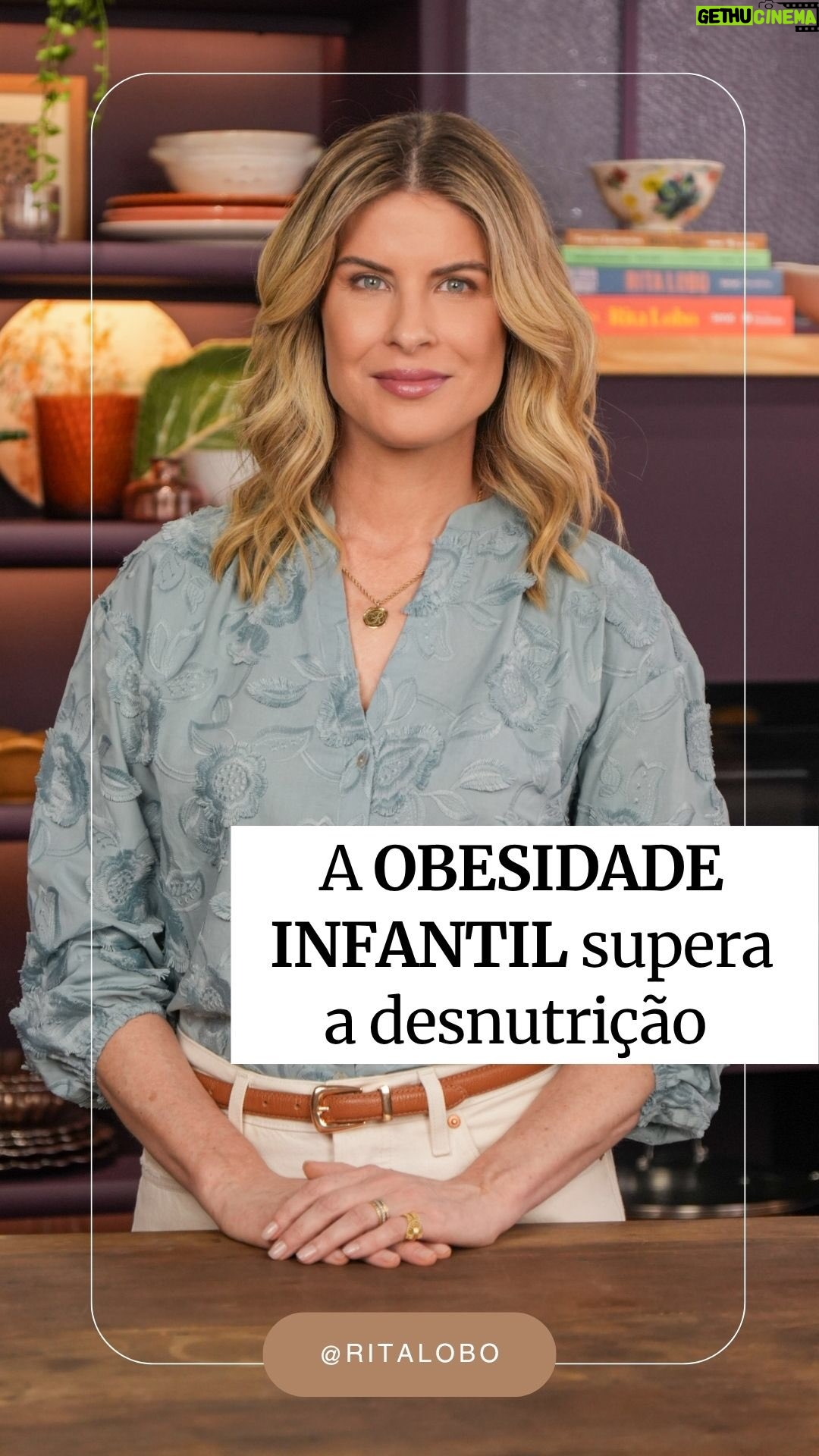 Rita Lobo - 31.4K Likes - Pela primeira vez, a obesidade superou a desnutrição em crianças no mundo, de acordo com o relatório da UNICEF, “Alimentando o Lucro: Como os Ambientes Alimentares estão Falhando com as Crianças”. 

E a culpa está longe de ser das famílias! Mas é preciso resistir: 
- lendo rótulos pra identificar e excluir ultraprocessados; 
⁠- cozinhando, pra garantir comida de verdade;
⁠- compartilhando a cozinha com toda a família.

🍳 No @Panelinha_RitaLobo, a gente testa e publica receitas sem ultraprocessados todos os dias! 

Lembre-se: cuidar da alimentação não é assunto de dona de casa — é assunto da casa. ❤️

Link do relatório: https://www.unicef.org/media/174031/file/CNR 2025 - Feeding Profit - Brief - Portuguese - Final.pdf.pdf

@sociedadebrasileiradepediatria
#RitaLobo
#ComidaDeVerdade 
#ObesidadeInfantil 
#Panelinha 
#UNICEF