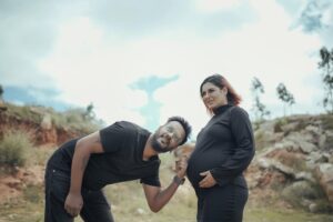 Ritz Gautam Instagram - You put your arms around us and we are Home ❤️ we are lucky to have you in our lives.
PC: @divinephotography.in
MUA: @makeoverbyrosyanitha
#maternitycoupleshoot #coupleshoot #ritzgautam #loveofmylife #fatherofmychild #besthusbandever