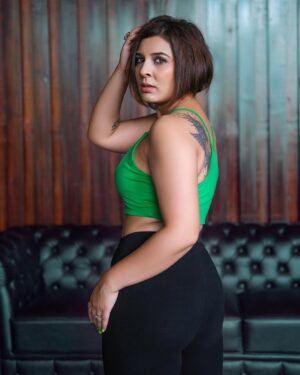 Ritz Gautam Instagram - I’m the Green 🚦light. You gotta get movin!!!!!!
PC: @cp_praveen_photography
Crop Bralette from @bonkers.corner
Biker short from @hm
#hm #bonkerscorner #slayqueen #fashionblogger #fashioninfluencer #lifestyleblogger #bangaloreblogger #bangaloreinfluencer #ritzgautam #stayclassy #keepitsimple #sexy #greenbralette #cropbralette #bralette