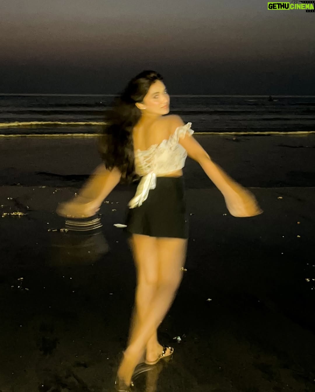 Riya Bhatu - 2.4K Likes - The view was 10/10🌄🌊
