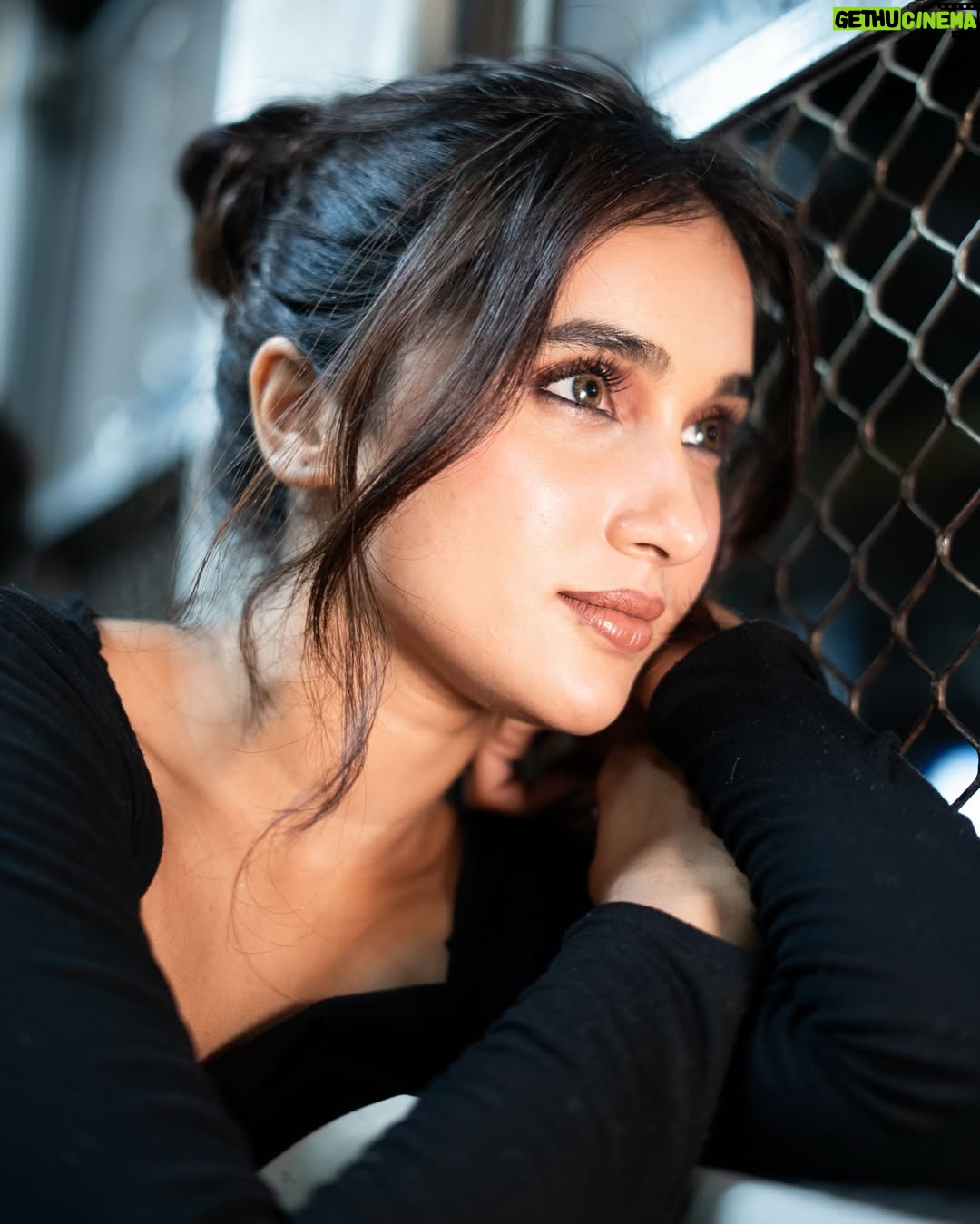 Riya Bhatu - 1.4K Likes - Caught between dreams and deadlines✨⏳
.
.
#explore#mood#train#local#dreams#deadline