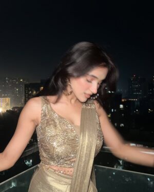 Riya Bhatu Instagram - Tumhe joe meine dekha✨
.
.
.
(Saree, golden, Indian, traditional)
#saree#explore#indian# traditional