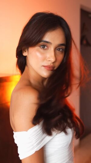 Riya Bhatu Instagram - Left the Amazon Beautyverse glowing. Came home with this glow-up in a box 💛
Pantene’s full Miracle Rescue Kit is every hair care lover’s dream.

#Ad#PanteneEvent#HairCareEssentials#AmazonBeautyverse2025 #BeautyMeets Universe #AmazonBeautyIndia #MakeupMeetsMetaverse#BeautyEventOfTheYear #pantene80years