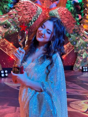 Riya Sharma Instagram - Hum toh sapna dekhe the ki ekdum heroinee ki tarah philam wala eshtyle mein aaisa chauchak award lenge.
Aur aap sab log sachme humra sapna pura kar diye!
🎭🏆
6 years ago, when I stepped into this industry, I never imagined a moment like this. Last night, standing on that stage with an award in my hands, it felt like every struggle, every tear, every little win had led me here ✨
To my amazing producers @magicmomentsmumbai , @leenagangopadhyay ma’am @saib_albanerjee sir. Our director @yogeshbhati9999 sir, my co- actors, our crew and the channel @starplus , thank you for believing in me, for trusting me with Jhanak.
@leenagangopadhyay ma’am, It’s your vision, guidance, and mastery of storytelling that breathed soul into Jhanak and made her the character people love and connect with today. I feel truly blessed that I could live her on screen, but the real credit of her existence belongs to you.
@yogeshbhati9999 our director cool!! The most fun, fiercely intellectual, and brilliantly visionary soul. You moulded Jhanak with so much love, care, humour, and heart.
What do I say about you, I was so nervous in the initial days, the first day of shooting for Jhanak, the language the dialect. But you made it all so easy, you make me laugh, you make work feel like home. Thankyou for teaching me so much, you’re my inspiration 🤍🤍
My co-actors, our hero @arjitaneja ,
@thetwinklearora @ashleshasavant @jyotimukerji @meetsumeet18 @amitakulkarni_official @harshak20 @anujkhurana2610 @sachal_tyagi @sethsanjeev @paragpurva
Ty for being so kind, so fun, soo loving and soo patient. I learn so much from y’all! Love you guys 🤍
To my fans, more like family 🤍
Words will never be enough. Your love, your messages, your endless support, you make me believe in myself on days I can’t. This award is not mine alone, it’s ours. ❤️
Forever grateful, forever humbled, and forever chasing dreams with all of you by my side 🤍
Vaise hum aur bhi bada bada sapna dekhe hain, ooka bhi poora kar dijiyega, AAYA SAMAJ? 😉🥳🤍
Outfit and jewellery from my favvv - @nonita_fashion
Styled by - @neha_dhar14
Tysm you both 🤍🤍🤍
#starparivaarawards #jhanak #starplus #starparivaarawards2025