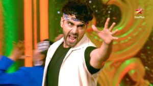 Riya Sharma Instagram - Bhai banne ke liye mach gaya hai hungama.
Aapko kya lagta hai, kaun banega Jhanak ka bhai?
Dekhiye iss shanivaar #StarParivaarBehenKaDramaBhaiKaSwag shaam 7:00 baje, sirf StarPlus par aur JioHotstar par.
@riyasharmaa_09 @arjitaneja @rupaliganguly @rohitpurohit08 @adrija_roy_official @khajuriashivam24 @samridhiishuklaofficial
#StarPlusDrama #StarPlus #JioHotstar #JhanakKaBhai #BehenKaDramaBhaiKaSwag #StarParivaar
#StarParivaarSpecial #StarParivaarDrama