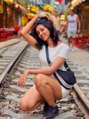 Riya Suman Instagram - Tourist trap that you gotta do anyway 🤷‍♀️😅
.
.
.
#riyasuman #vietnam #hanoi #hanoitrainstreet